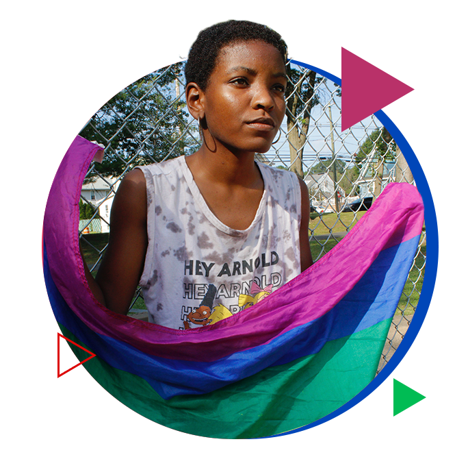 imagem de mulher de cabelo raspado com bandeira de arco-íris