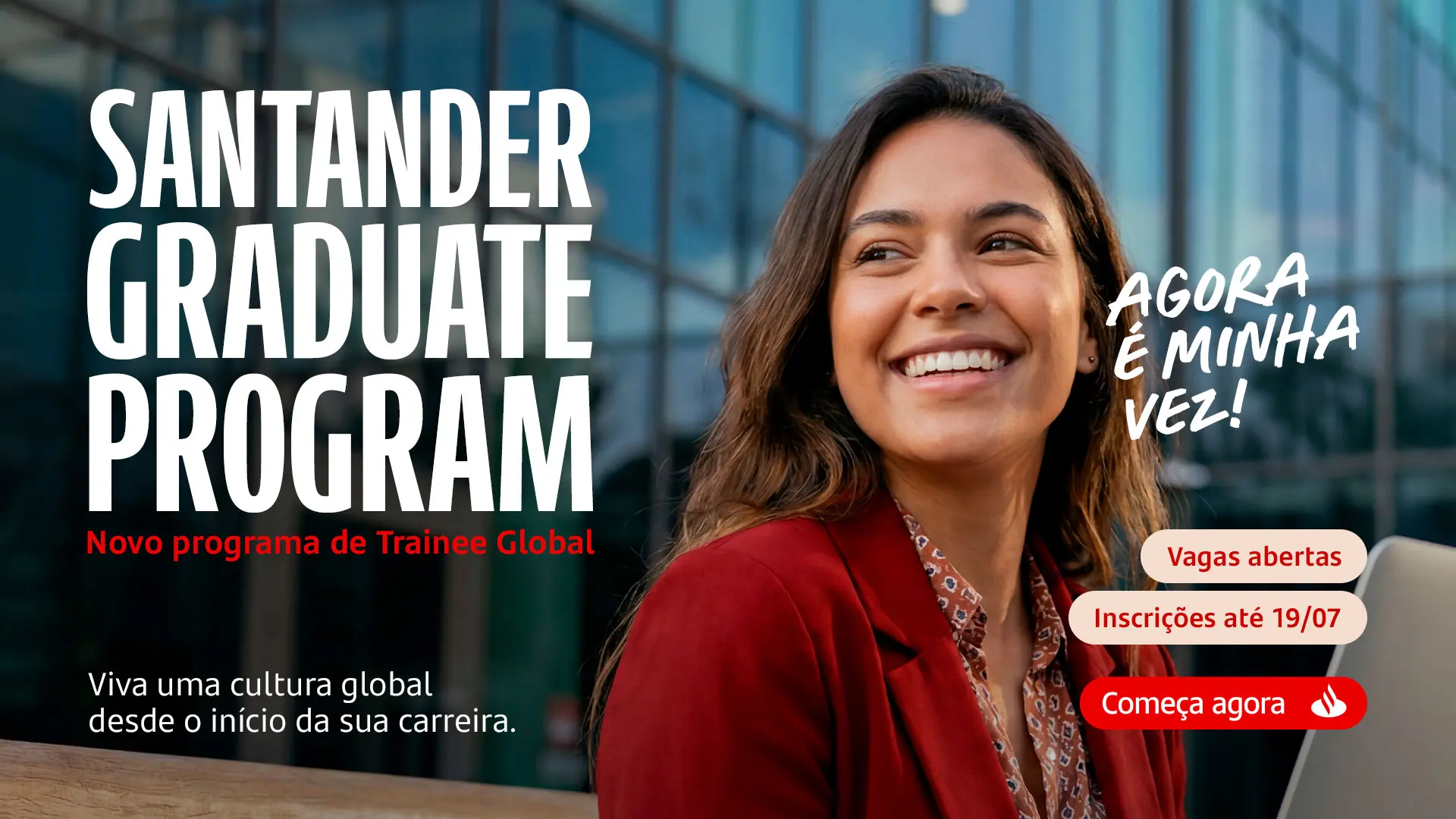 Mulher branca com cabelos longos e castanhos, veste uma camiseta preta. Ao fundo, há um ambiente interno com estantes e um sofá bege com almofada vermelha. A imagem contém frases em balões de texto, como "Vem ser chama" e "Começa agora".