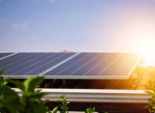 Um painel solar que está recebendo energia solar para ajudar na luz de uma casa!