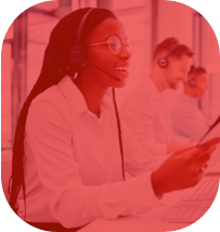 Mulher com uma roupa branca e um fone de atendimento ao telefone em um ambiente de trabalho.