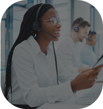 Mulher com uma roupa branca e um fone de atendimento ao telefone em um ambiente de trabalho.