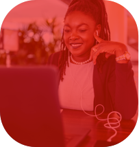 Mulher com roupa social, relógio e bracelete com um fone de ouvido em uma reunião em frente ao seu notebook.