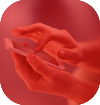 Mão de um homem segurando um celular com o dedo interagindo na tela.