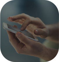 Mão de um homem segurando um celular com o dedo interagindo na tela.