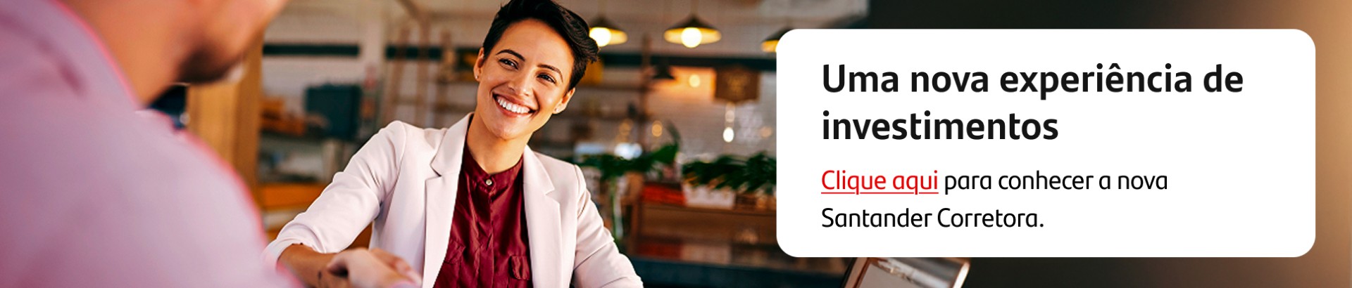 Mulher sorrindo e apertando a mão de outra pessoa