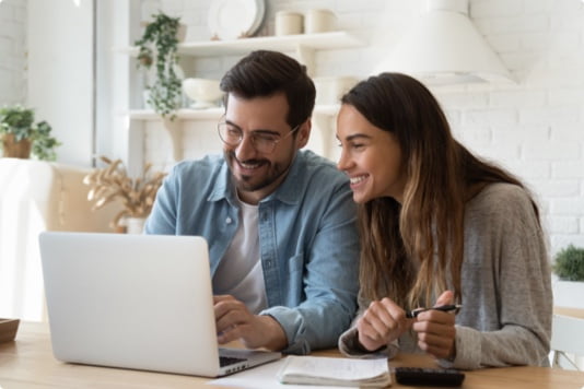 Casal procurando informações sobre Portabilidade de Crédito Imobiliário